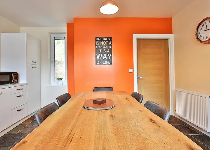 Beautiful City Centre House With Parking! Sleeps 6