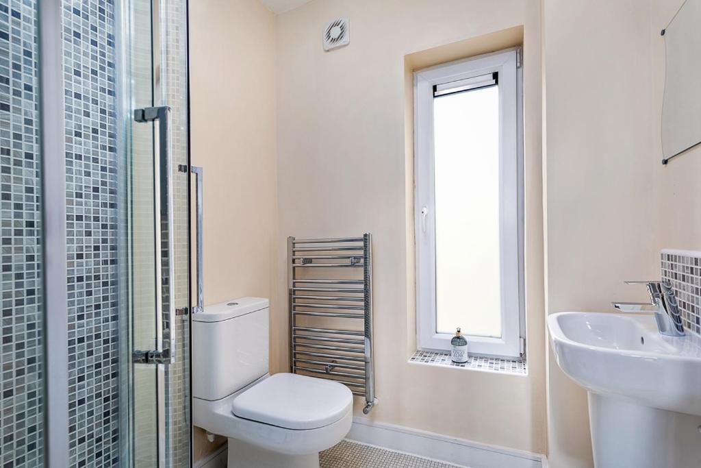 Beautiful Centre House With Parking! Sleeps 6 Holiday home