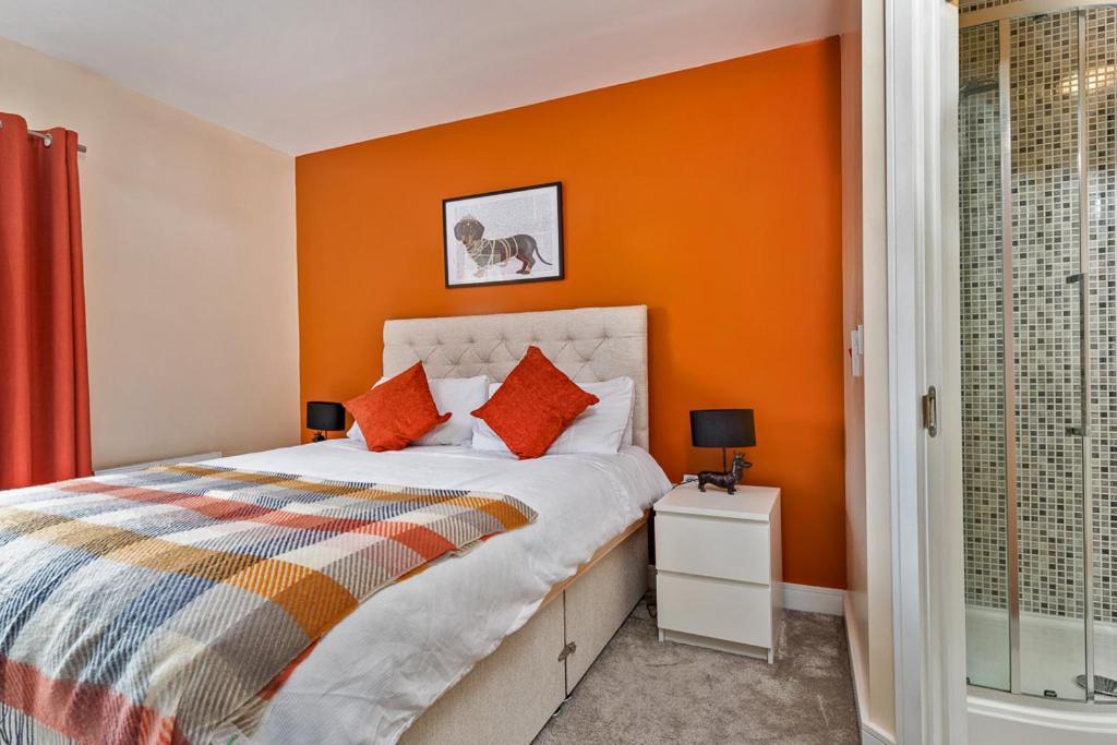 Beautiful Centre House With Parking! Sleeps 6 Holiday home
