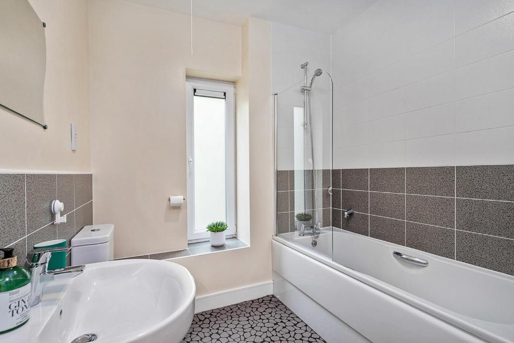 Beautiful Centre House With Parking! Sleeps 6 Holiday home Sheffield