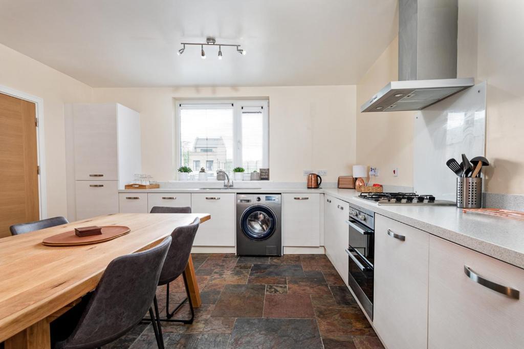 Holiday home Beautiful Centre House With Parking! Sleeps 6 *